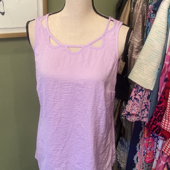 Beautiful CAbi sleeveless top - Picture 1 of 12